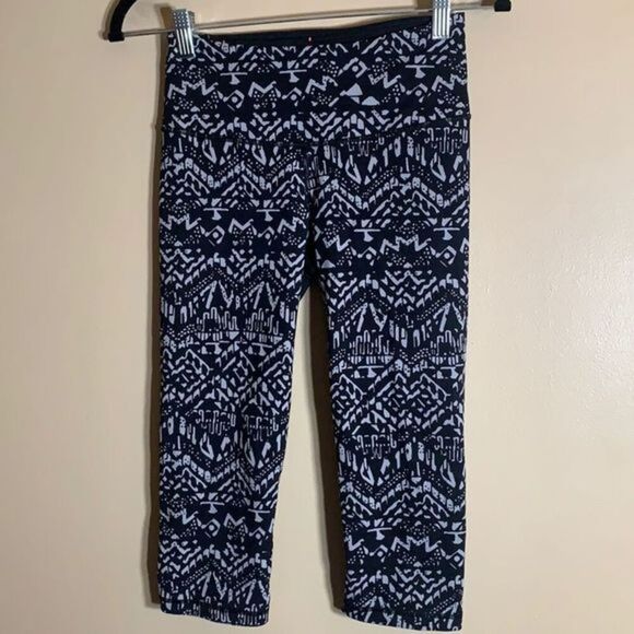 Victoria’s Secret Sport Black & Grey Crop Leggings - Picture 1 of 3